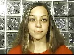 سمراء يصعد على السرير وينتشر ساقيها