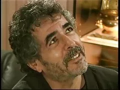 الرجال ووتش إلى مص عاهرة سمراء واتخاذ الديك الأسود على الأريكة