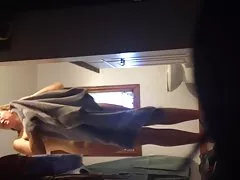زوجة الساخنة بعد الاستحمام