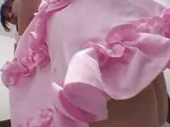 يحصل كتي في آذان تيدي أبيض كس المداعبة على أريكة