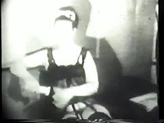برونيه مثير في الملابس الداخلية يلعب مع دسار في بوسها ضيق