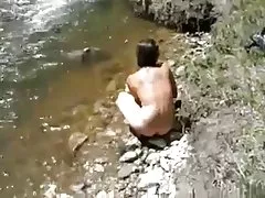 مورغان أخذ حمام في النهر