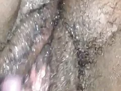 تلعب سولو الأبنوس الرطب كس مشعر