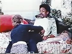 طراز كوغار الشعر القصير مع الفهود السود